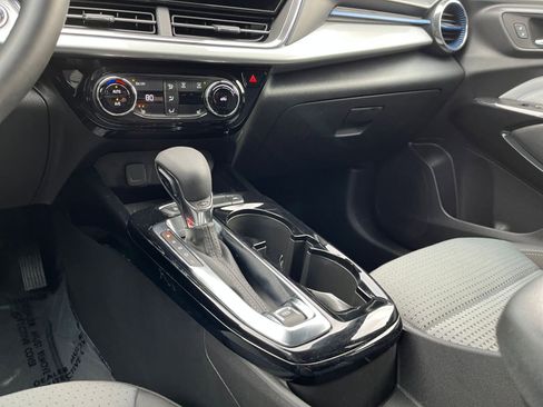 Used 2025 Chevrolet Trax LT w/ LT Convenience Package image 39