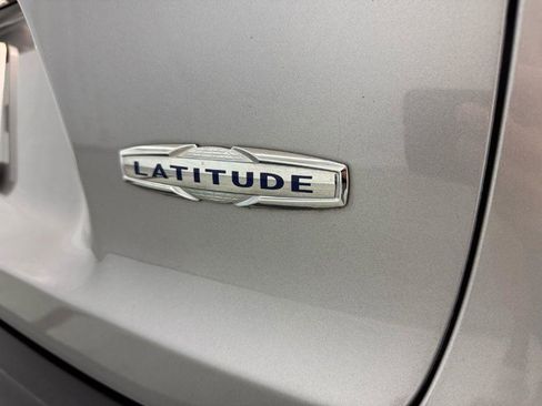 Used 2019 Jeep Cherokee Latitude Plus w/ Cold Weather Group AWD/4WD image 33