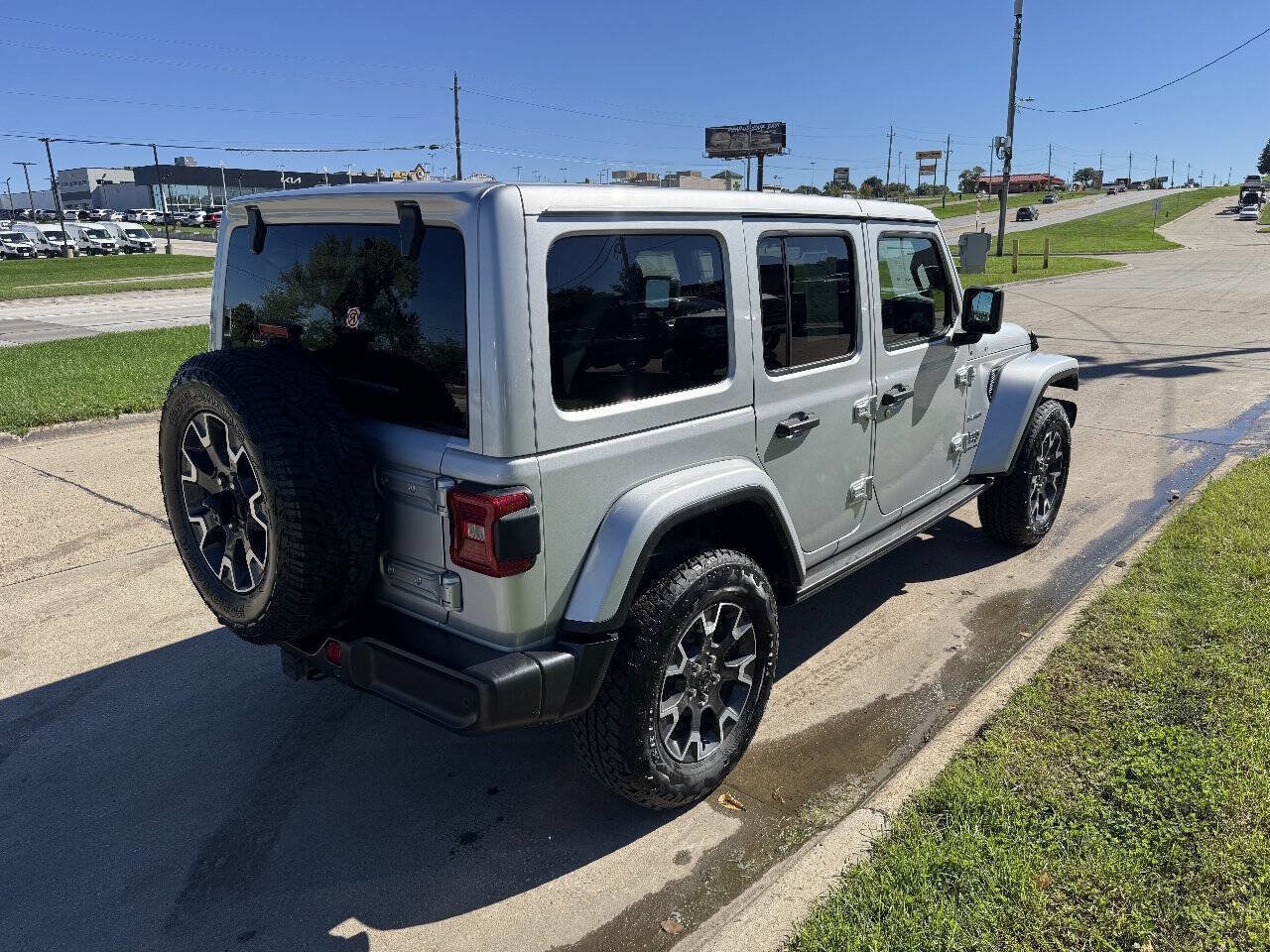 Used 2024 Jeep Wrangler Unlimited Sahara w/ Technology Group AWD/4WD image 5