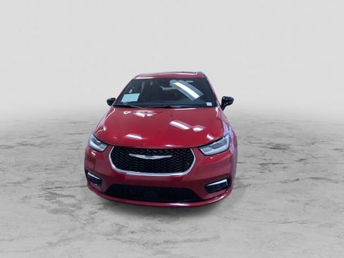 Used 2025 Chrysler Pacifica Select image 5