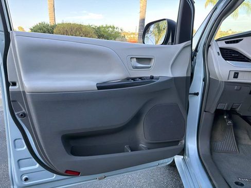 Used 2015 Toyota Sienna LE FWD image 31