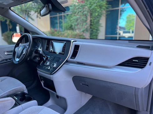 Used 2019 Toyota Sienna LE image 19