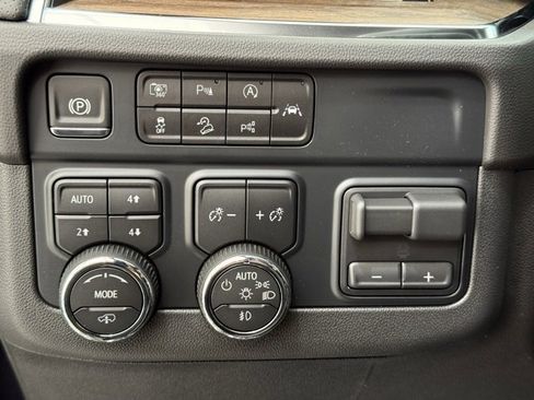 New 2025 Chevrolet Suburban High Country image 38