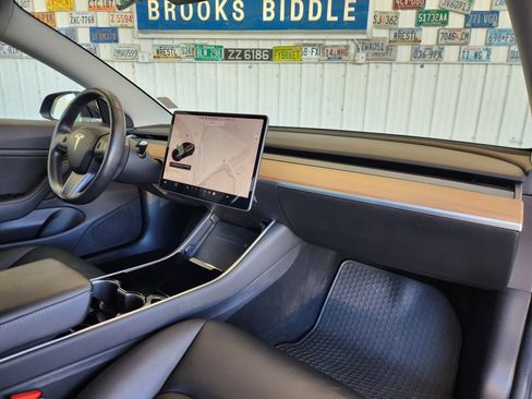 Used 2019 Tesla Model 3 Standard Range Plus image 2