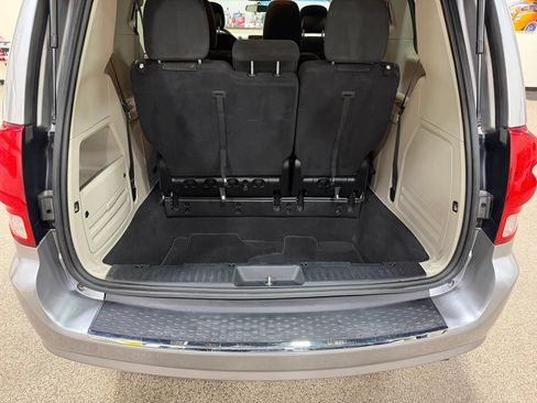 Used 2017 Dodge Grand Caravan SE FWD image 21