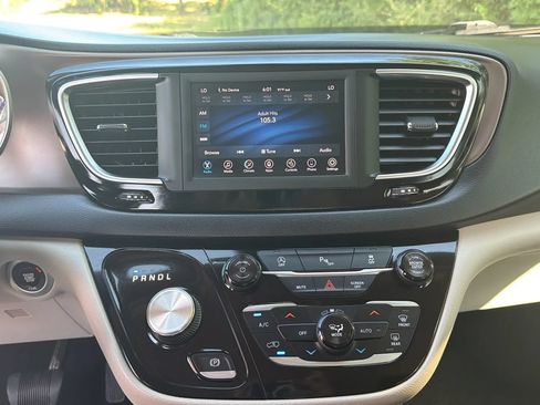Used 2018 Chrysler Pacifica Touring-L w/ Tire & Wheel Group FWD image 15