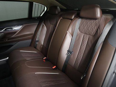 Used 2021 BMW 740i xDrive w/ Premium Package image 35