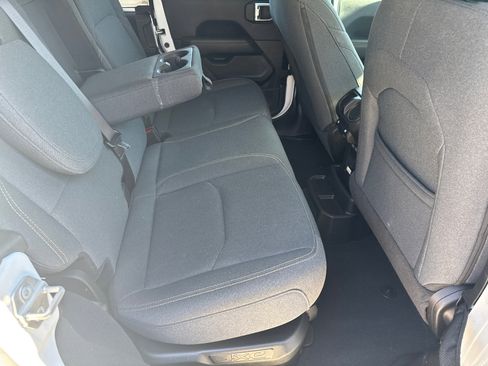 Used 2025 Jeep Wrangler Sahara image 15