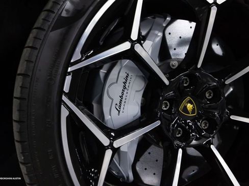 Used 2024 Lamborghini Urus Performante AWD/4WD image 19