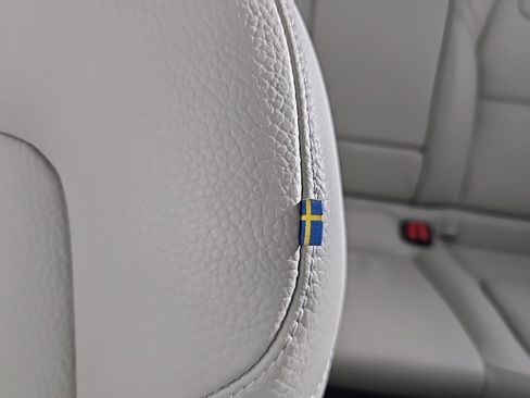 Certified 2025 Volvo XC60 T8 Plus w/ Protection Package Premier image 23