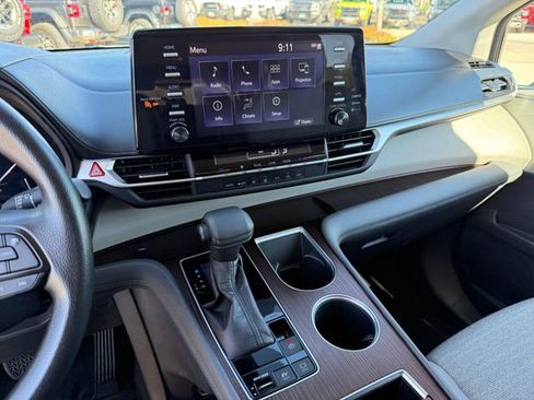 Used 2022 Toyota Sienna LE image 21