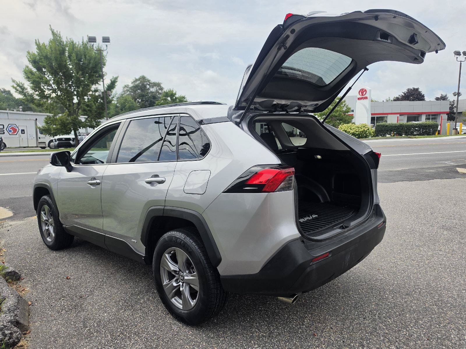 Certified 2023 Toyota RAV4 LE AWD/4WD image 5
