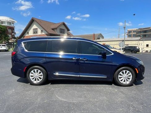 Used 2018 Chrysler Pacifica Touring-L FWD image 5