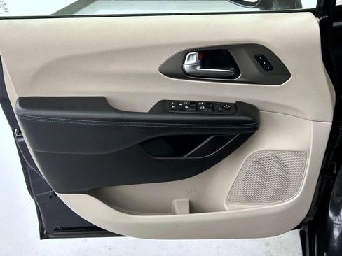 Used 2021 Chrysler Pacifica Touring-L FWD image 9