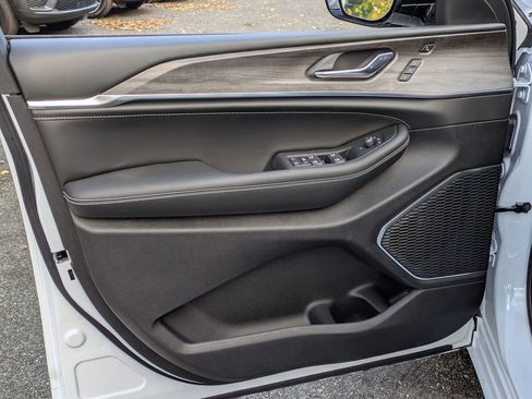 New 2025 Jeep Grand Cherokee L Overland w/ Advanced Protech Group III image 10