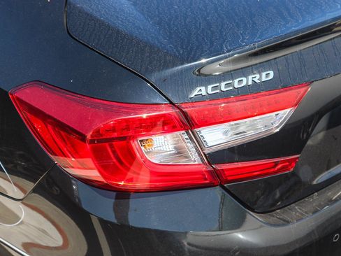 Used 2018 Honda Accord Touring image 11