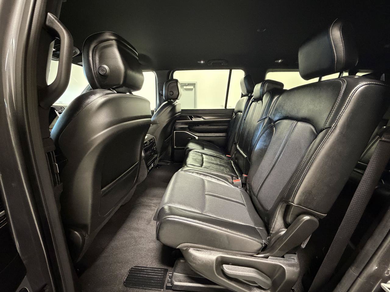 Used 2024 Jeep Wagoneer L Series II w/ Flexible Seating Group AWD/4WD image 23