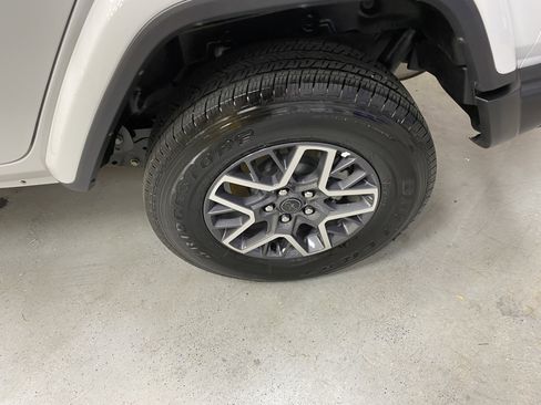 Used 2025 Jeep Wrangler Sahara image 12