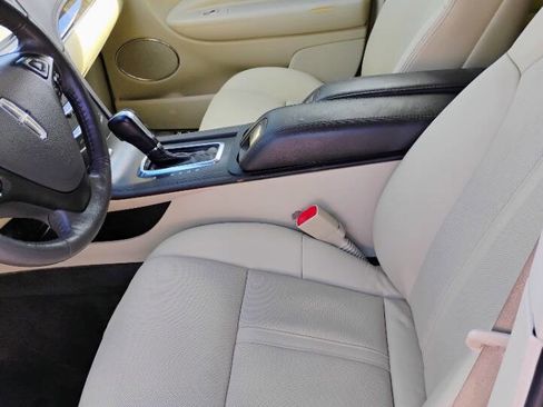 Used 2014 Lincoln MKT FWD image 6