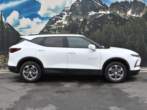 Used 2024 Chevrolet Blazer LT AWD/4WD image 2