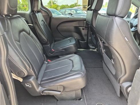 Used 2025 Chrysler Pacifica Select FWD image 29