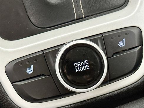 Used 2023 Hyundai Venue Limited image 18