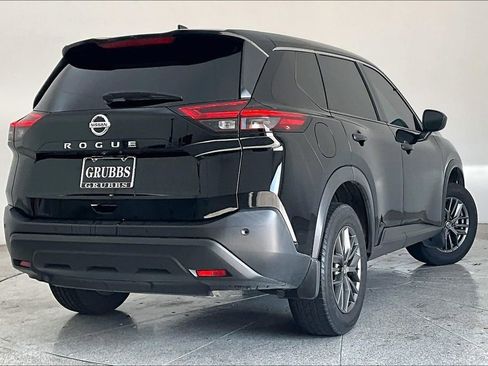 Used 2021 Nissan Rogue S image 2