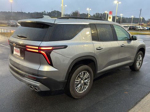 Used 2025 Chevrolet Traverse LT image 5