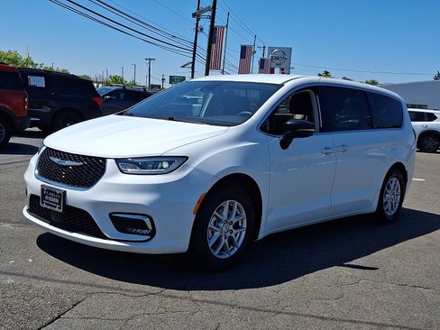 Used 2024 Chrysler Pacifica Touring-L FWD image 3