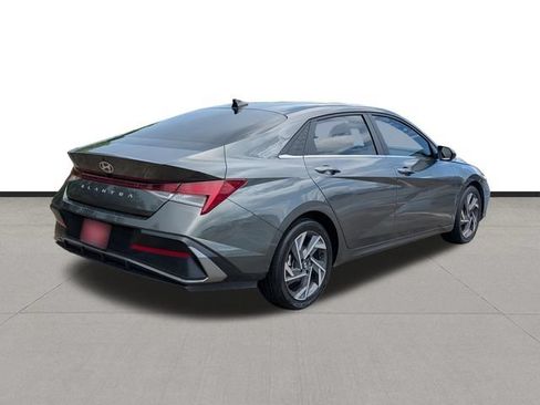 Used 2024 Hyundai Elantra SEL w/ Convenience Package FWD image 5