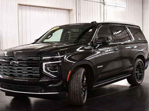 Used 2025 Chevrolet Tahoe High Country AWD/4WD image 3
