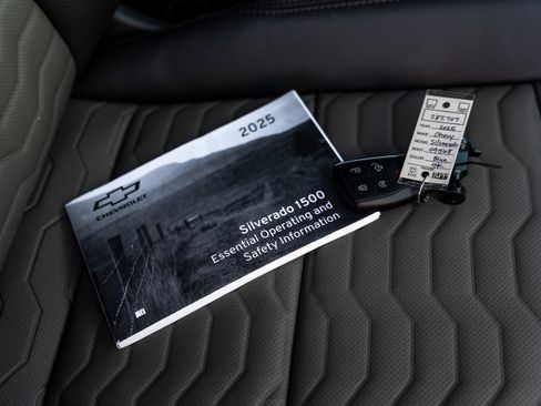 Used 2025 Chevrolet Silverado 1500 ZR2 image 40