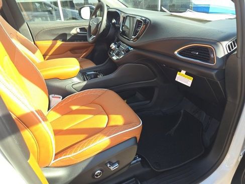 New 2026 Chrysler Pacifica Pinnacle w/ Trailer Tow Group image 15