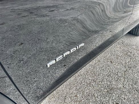 Used 2025 GMC Acadia Elevation image 31