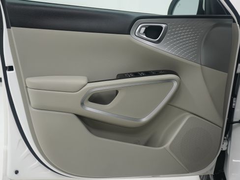 Used 2023 Kia Soul LX w/ LX Technology Package FWD image 14