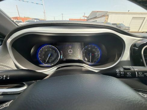 Used 2025 Chrysler Pacifica Limited FWD image 36