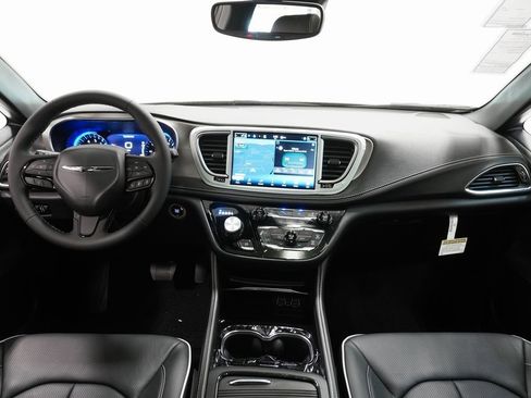 Used 2024 Chrysler Pacifica Limited w/ S Appearance Package image 13