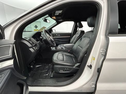Used 2018 Ford Explorer XLT w/ Equipment Group 202A FWD image 14