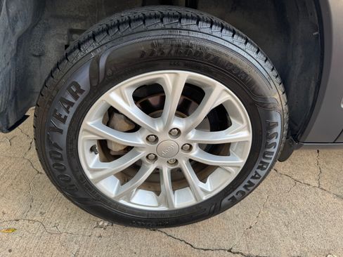 Used 2020 Jeep Cherokee Latitude FWD image 22