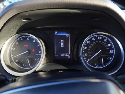 Used 2018 Toyota Camry LE image 12