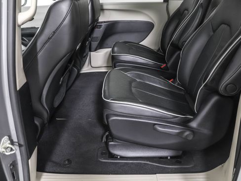 Used 2022 Chrysler Pacifica Limited image 37