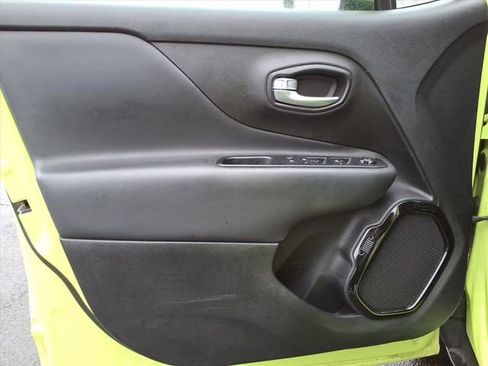 Used 2018 Jeep Renegade Altitude image 10