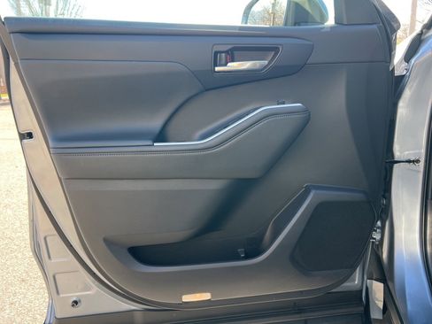 Used 2021 Toyota Highlander XLE image 10