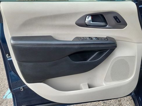 Used 2022 Chrysler Pacifica Touring-L image 15