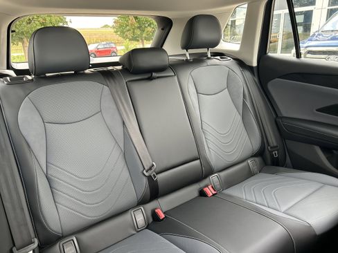 New 2025 Volkswagen Tiguan SE image 9