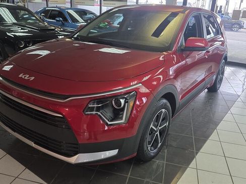 Used 2023 Kia Niro LX image 1