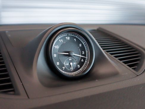 Certified 2024 Porsche Macan image 18