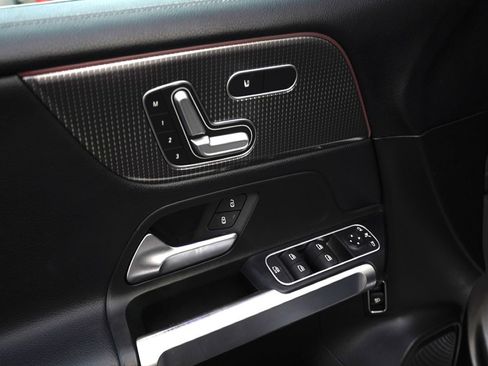 Used 2020 Mercedes-Benz GLB 250 4MATIC image 23