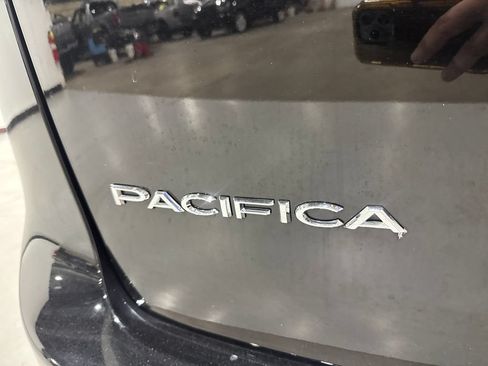 Used 2026 Chrysler Pacifica Limited FWD image 33