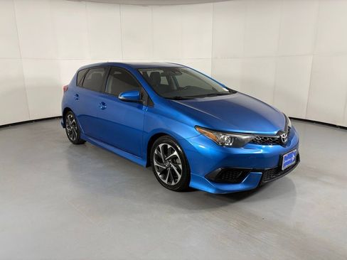 Used 2018 Toyota Corolla iM w/ Carpet Mat Package (TMS) FWD image 2